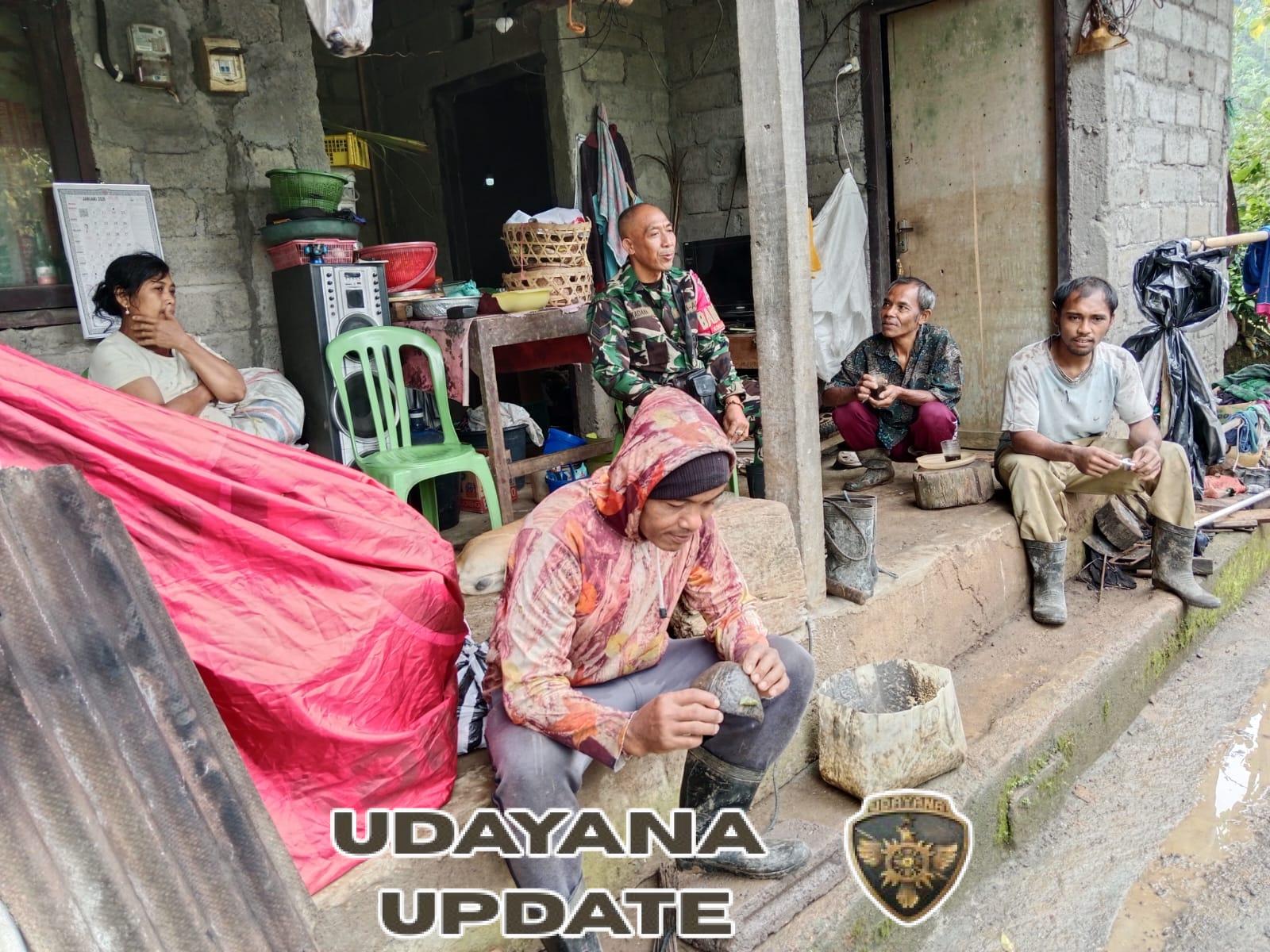 Wujud Kemanunggalan TNI, Babinsa Desa Sepang Gerakkan Warga Perbaiki Senderan Pasca Bencana