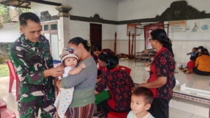 Pastikan Kesehatan Generasi Penerus, Babinsa Yeh Sumbul Kawal Kegiatan Posyandu Kertha Usada