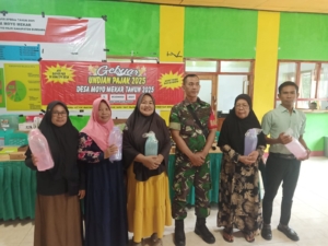 ‎Dukung Kesadaran Pajak, Babinsa Moyo Mekar Pantau Gebyar Undian Pajak Desa  ‎