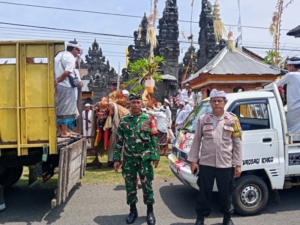 Sinergi TNI-Polri: Babinsa Desa Baluk Kawal Rangkaian Pujawali Piodalan