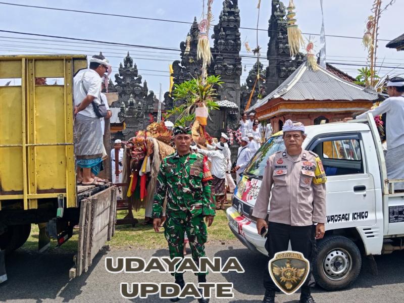 Sinergi TNI-Polri: Babinsa Desa Baluk Kawal Rangkaian Pujawali Piodalan