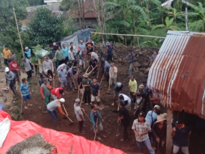 Babinsa dan Bhabinkamtibmas Ambengan Gelar Gotong Royong Lanjutan Pasca Longsor