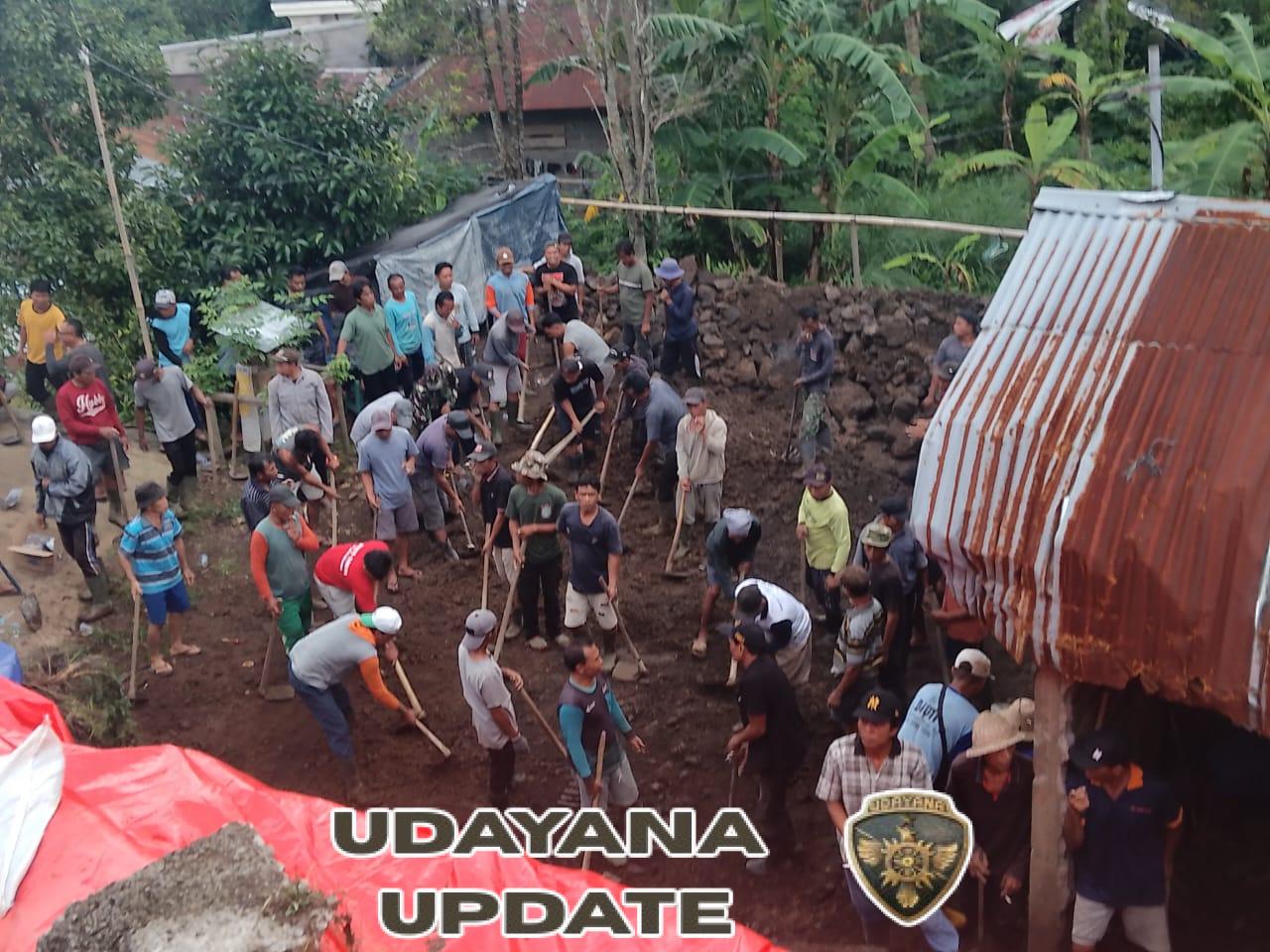 Babinsa dan Bhabinkamtibmas Ambengan Gelar Gotong Royong Lanjutan Pasca Longsor