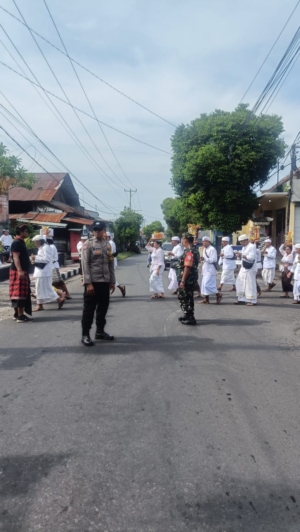 Babinsa dan Babinkamtibmas Laksanakan Pengamanan Puncak Piodalan Pura Dalem Desa Bubunan
