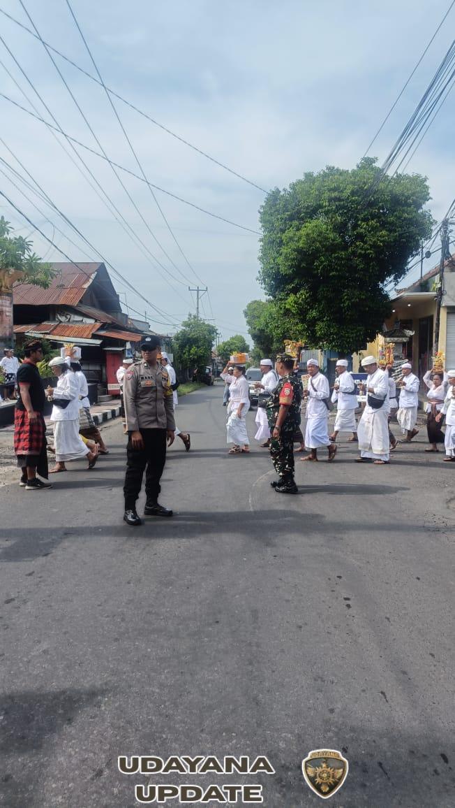 Babinsa dan Babinkamtibmas Laksanakan Pengamanan Puncak Piodalan Pura Dalem Desa Bubunan