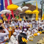 Sinergi TNI-Polri dan Pecalang, Babinsa Pejarakan Amankan Jalannya Upacara Mendak di Gerokgak