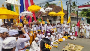 Sinergi TNI-Polri dan Pecalang, Babinsa Pejarakan Amankan Jalannya Upacara Mendak di Gerokgak