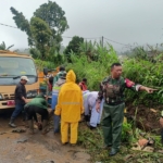 Babinsa Koramil 1609-05/Sukasada Bersama Warga Bersihkan Irigasi Pasca Banjir di Pancasari