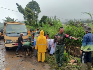 Babinsa Koramil 1609-05/Sukasada Bersama Warga Bersihkan Irigasi Pasca Banjir di Pancasari