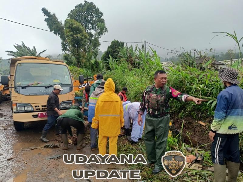 Babinsa Koramil 1609-05/Sukasada Bersama Warga Bersihkan Irigasi Pasca Banjir di Pancasari