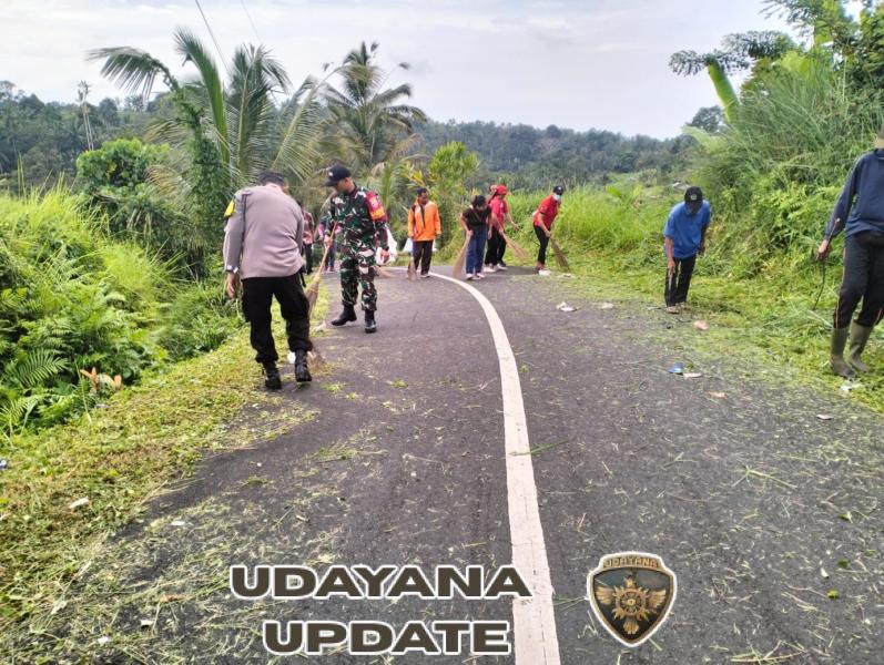 Babinsa Desa Karyasari Bersama Perangkat Desa dan Warga Gotong Royong Bersihkan Lingkungan