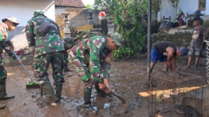 Aksi Sigap Prajurit Koramil 1617-04/Pekutatan Bersihkan Rumah Warga Pasca Terjangkau Banjir