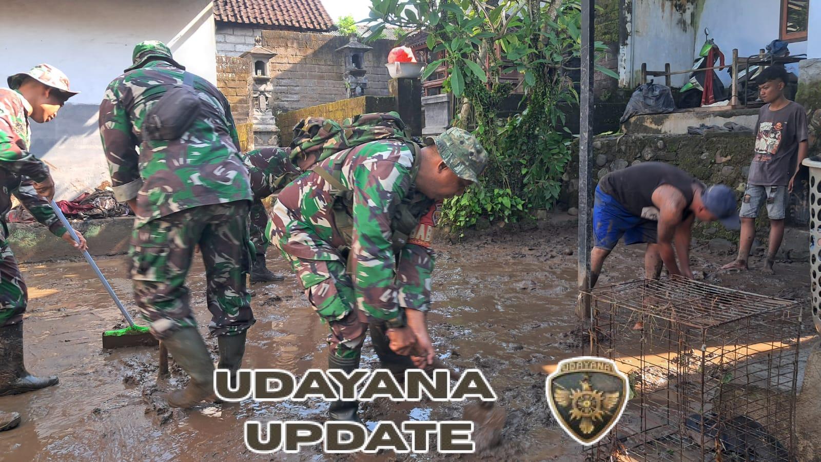 Aksi Sigap Prajurit Koramil 1617-04/Pekutatan Bersihkan Rumah Warga Pasca Terjangkau Banjir