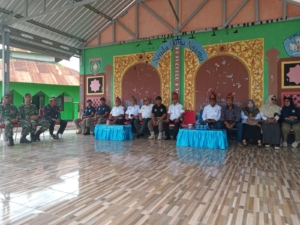 Koramil Lape Lopok Dukung Sukses Kirab Panji Lambang Kabupaten Sumbawa di Kecamatan Lape