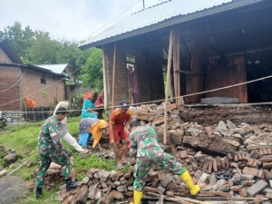 ‎Rumah Warga Desa Luk Rusak Akibat Hujan Deras, Babinsa dan Warga Gotong Royong