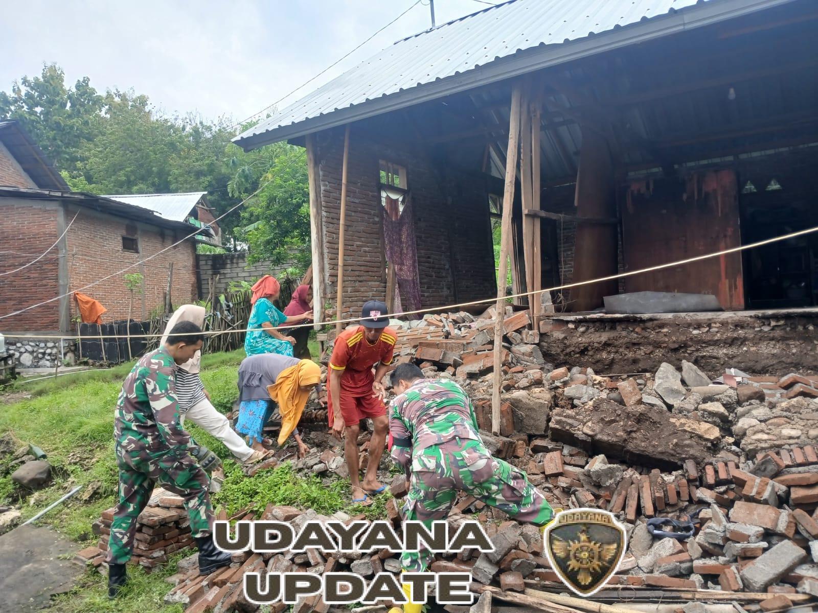 ‎Rumah Warga Desa Luk Rusak Akibat Hujan Deras, Babinsa dan Warga Gotong Royong