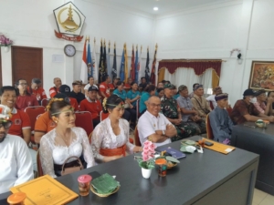 Babinsa Desa Mas Hadiri Pelantikan Perangkat Desa Pengosekan Kaja