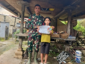 Babinsa Koramil Nusa Penida Salurkan Dana Pendidikan Dari Yayasan Satu Hati Bali Di Desa Klumpu