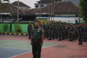 Upacara Hari Senin Di Kodim Klungkung Diwarnai Tradisi Penerimaan Warga Baru