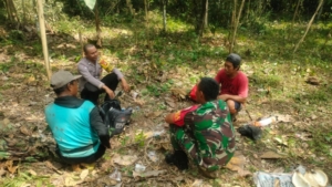 Perkuat Sinergitas, Babinsa Blimbingsari Pantau Keamanan Wilayah Pasca Cuaca Ekstrem