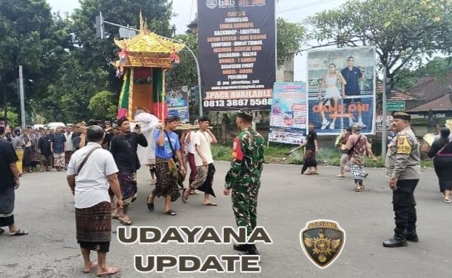 Sinergi Babinsa, Bhabinkamtibmas dan Pecalang Amankan Upacara Penguburan di Singakerta