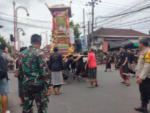Sinergi Babinsa, Bhabinkamtibmas dan Pecalang Amankan Prosesi Ngaben di Bitera