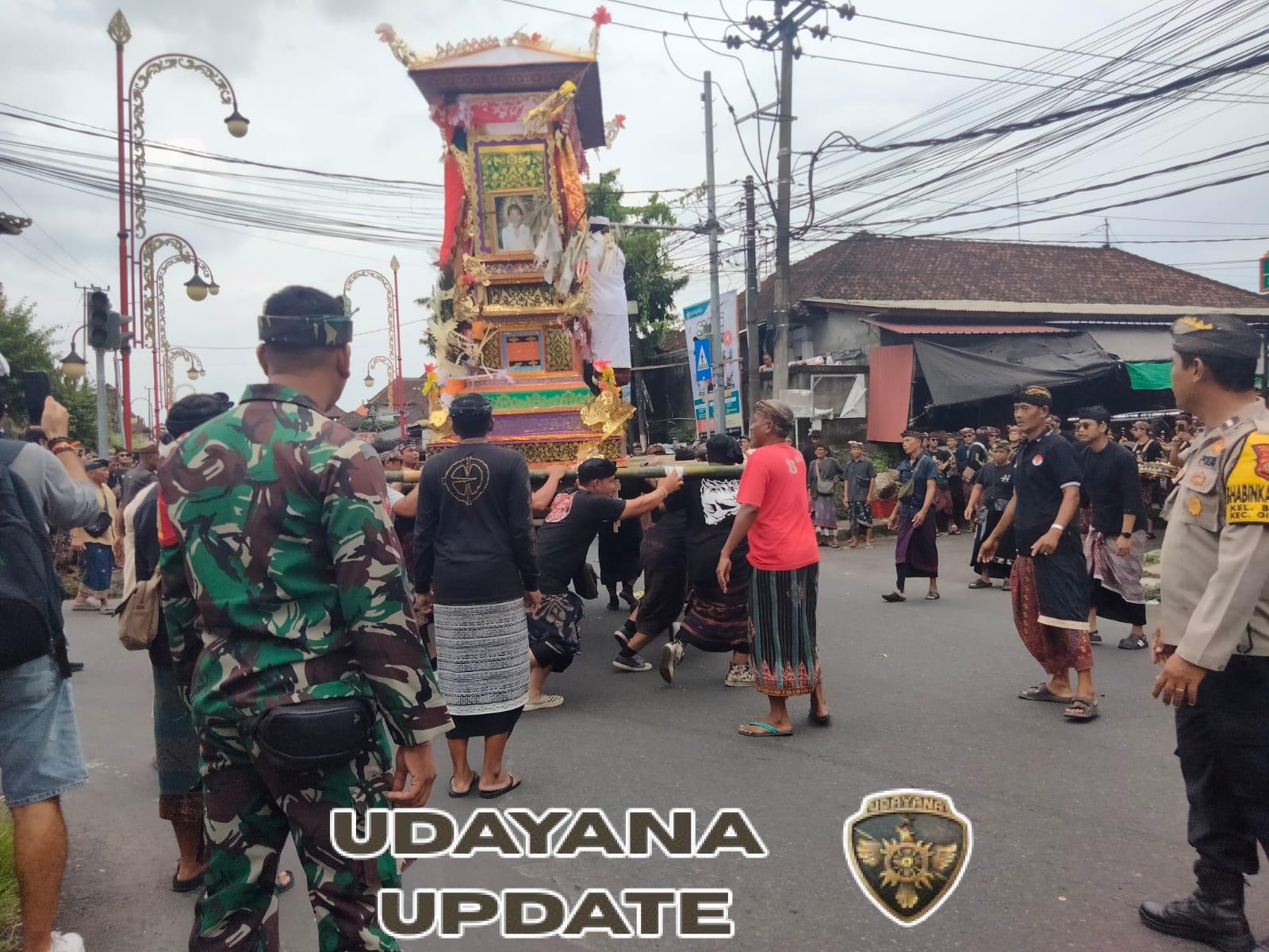 Sinergi Babinsa, Bhabinkamtibmas dan Pecalang Amankan Prosesi Ngaben di Bitera
