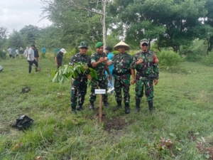 ‎Hijaukan Moyo Utara, TNI Bersama Pemerintah dan Masyarakat Tanam Pohon