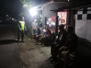 ‎Dekat dengan Masyarakat, Koramil 1607-12/Moyo Hilir Jaga Kondusifitas Lewat Patroli Malam