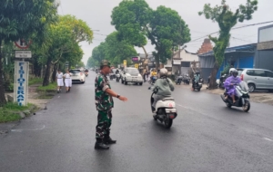 Babinsa Desa Banjar Anyar Kawal Jalan Santai HUT ke-28 SMA Negeri 1 Kediri
