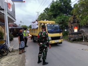 Aparat TNI Polri Dan Pecalang Di Nusa Penida Kawal Upacara Keagamaan Di Desa Sakti