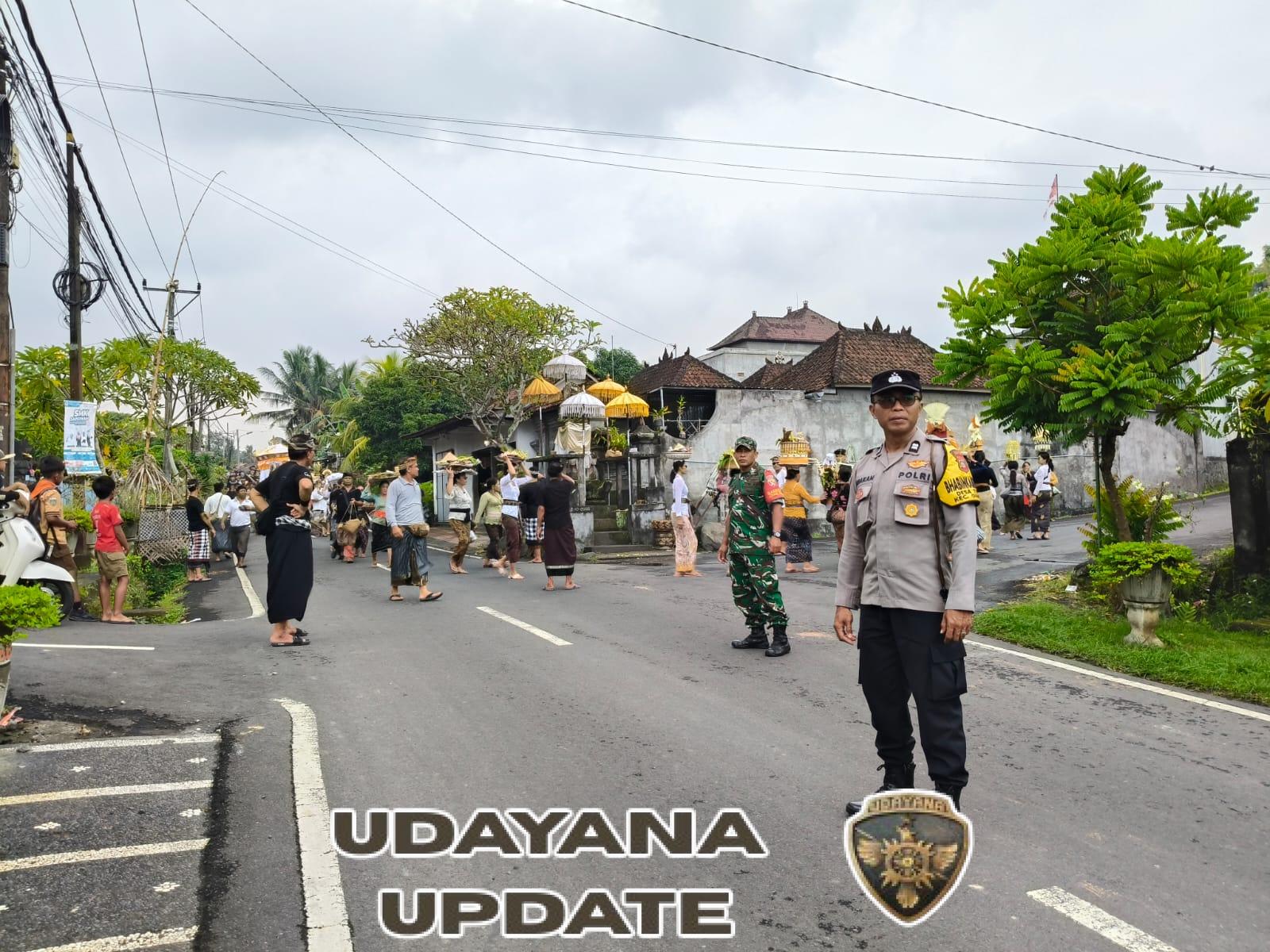 Babinsa Temesi Kawal Upacara Ngaben, Wujud Sinergi Aparat dan Pecalang Adat