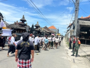 Kuatkan Sinergi Dukung Tradisi, Aparat TNI Polri Dan Pecalang Kawal Upacara Pengabenan