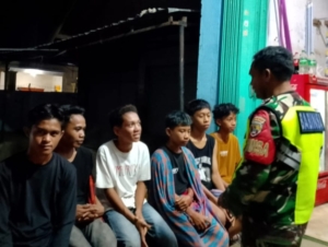 Patroli Malam Babinsa Monta Cegah Kerawanan Tahun Baru di Wilayah Binaan