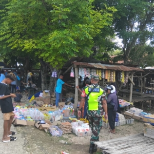 Babinsa Koramil 1627-03/Batutua Pantau dan Amankan Kegiatan Pasar Rakyat Batutua