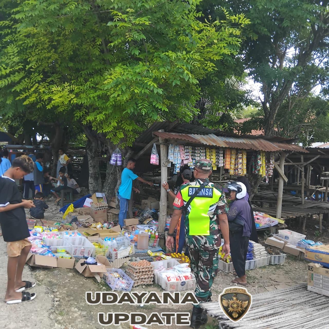 Babinsa Koramil 1627-03/Batutua Pantau dan Amankan Kegiatan Pasar Rakyat Batutua