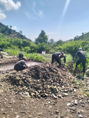 Dukung Jalan Ekonomi Warga, Babinsa Madaprama Turun Langsung Bangun Jembatan