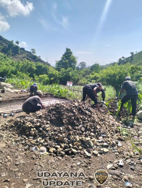 Dukung Jalan Ekonomi Warga, Babinsa Madaprama Turun Langsung Bangun Jembatan
