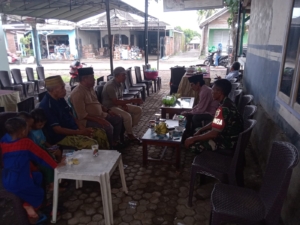 Pererat Silaturahmi, Babinsa Desa Kadindi Barat Laksanakan Komsos Bersama Warga