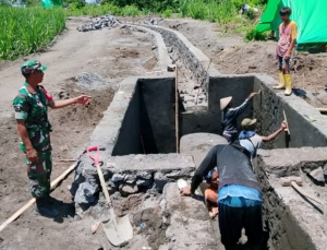 Pastikan Keselamatan Kerja, Babinsa Nangakara Cek Proyek Irigasi Sorinaa