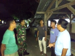 ‎Babinsa Kertasari Serda Hunain Akmal Laksanakan Patroli Kongkow-kongkow di Dusun Mertasari