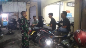 ‎Babinsa Mamben Lauk Patroli Kongkow-kongkow, Himbau Pemuda Jauhi Perilaku Negatif