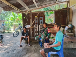 Jaga Kamtibmas, Babinsa Maurole Sambangi Warga Desa Tou