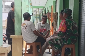 Babinsa Wanasaba Lauk Gelar Komsos, Ajak Warga Jaga Kesehatan dan Keamanan Lingkungan