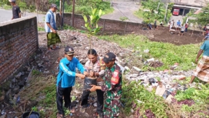 Babinsa Tembeng Putik Bersama Warga Gelar Gotong Royong di Dusun Lengkok Lendang