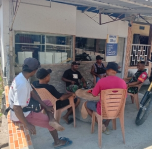 Babinsa Koramil 1602-04/Maurole Laksanakan Pamwil dan Komsos di Desa Niranusa