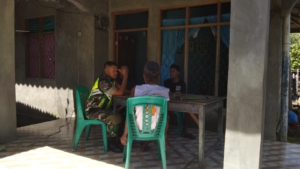 Sertu Arnoldus Seba Laksanakan Pamwil dan Komsos, Tingkatkan Rasa Aman Warga Desa Detupera