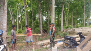 Jaga Keamanan Wilayah, Babinsa Kopda Komang Septiana Sambangi Warga