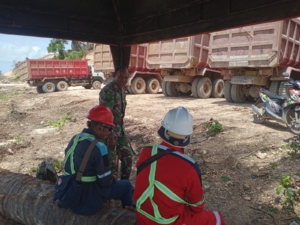 Babinsa Kodim 1627/Rote Ndao Amankan Pembangunan Sentra Industri Garam Nasional