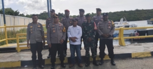 Babinsa Kodim 1627/Rote Ndao Amankan Bongkar Muat KMP Kalibodri di Pelabuhan ASDP Pantai Baru